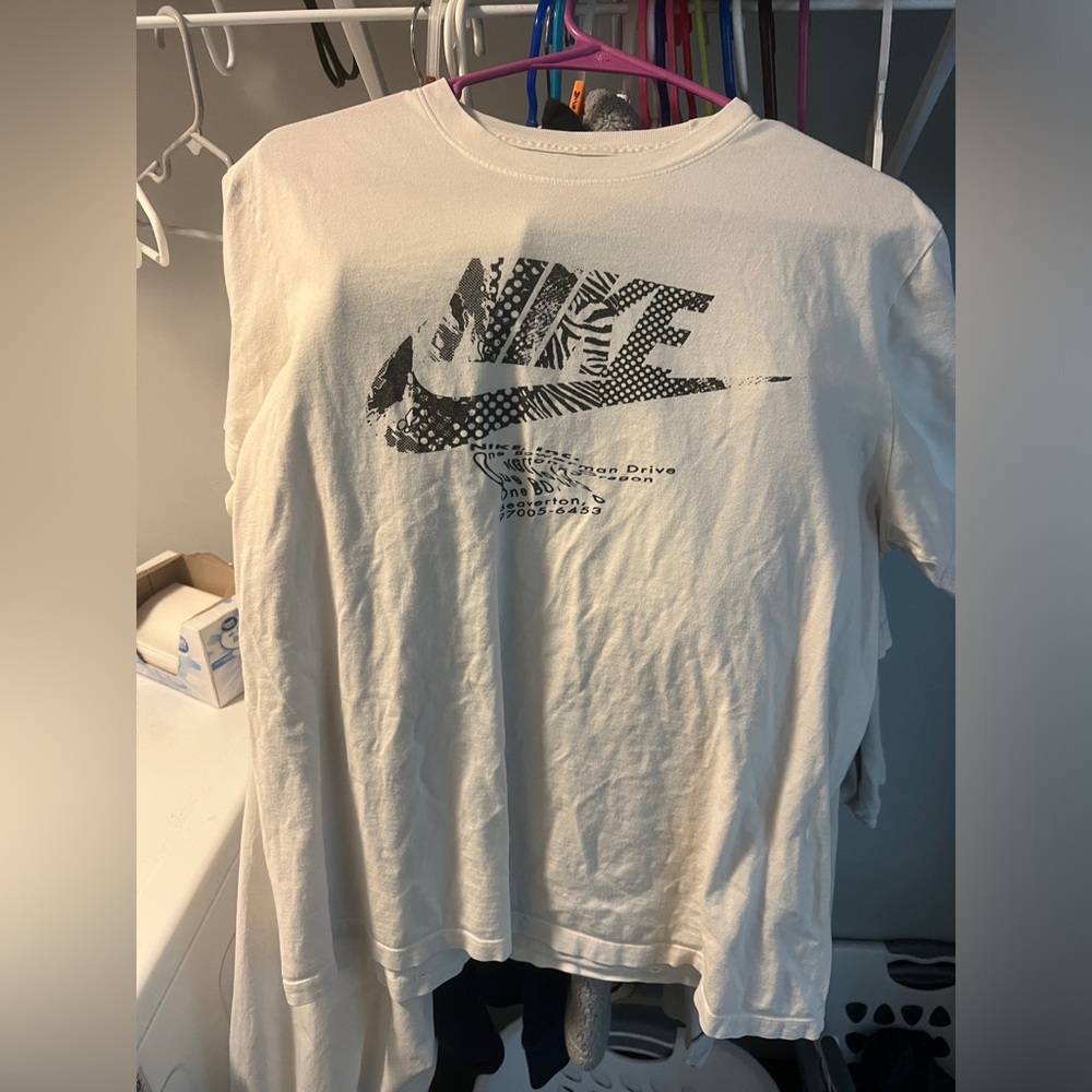 Nike TShirt Men’s Size Large White Gray Graphic Swoosh Logo Athletic Cut